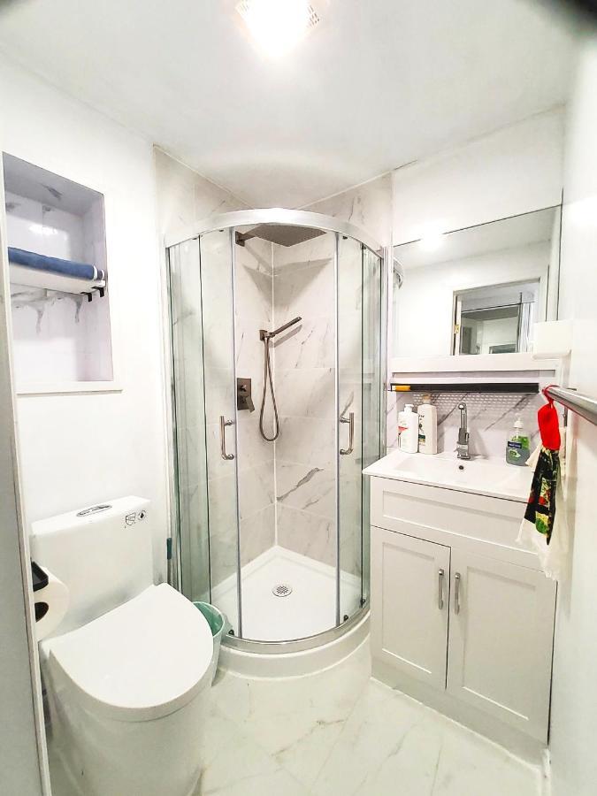 Renovated Cozy Bedroom With Private Washroom Toronto Eksteriør bilde